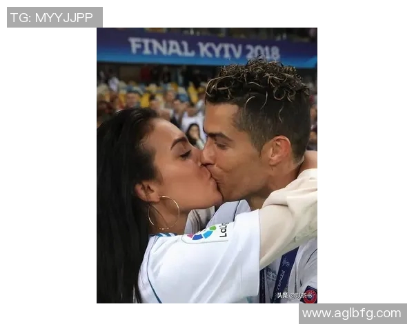 C罗与女友的甜蜜瞬间足球明星头像展现他们的爱情故事 C罗与女友的甜蜜瞬间足球明星头像展现他们的爱情故事